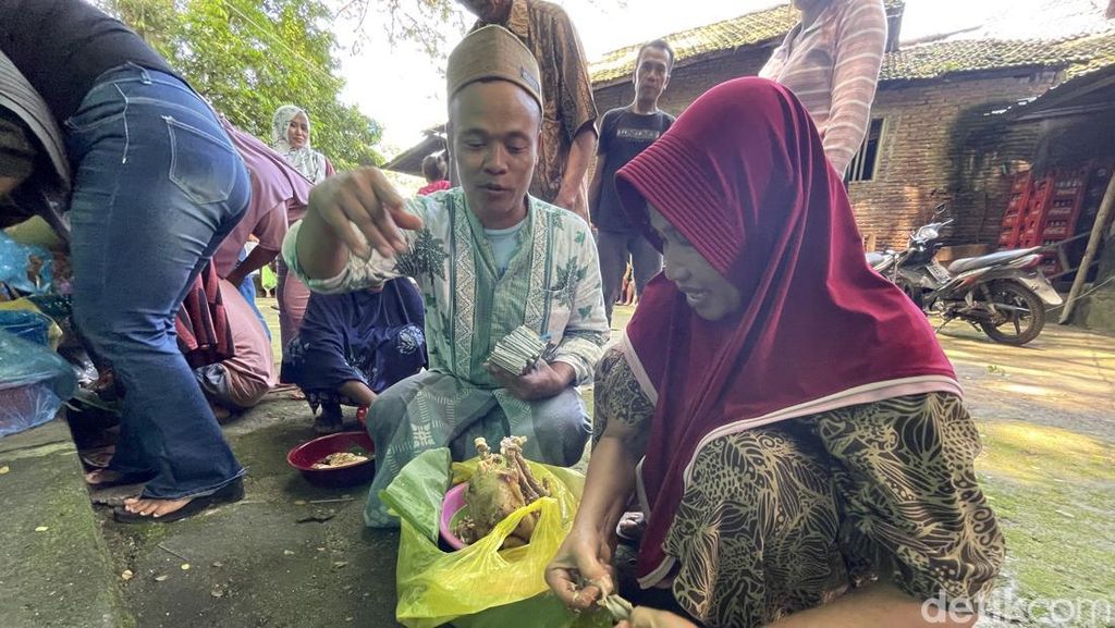 Warga menggelar tradisi doa bersama di sendang Desa Sukolilo Kecamatan Sukolilo Pati sebagai bentuk menjaga dan syukur terhadap lingkungan, Rabu (17/12/2025).